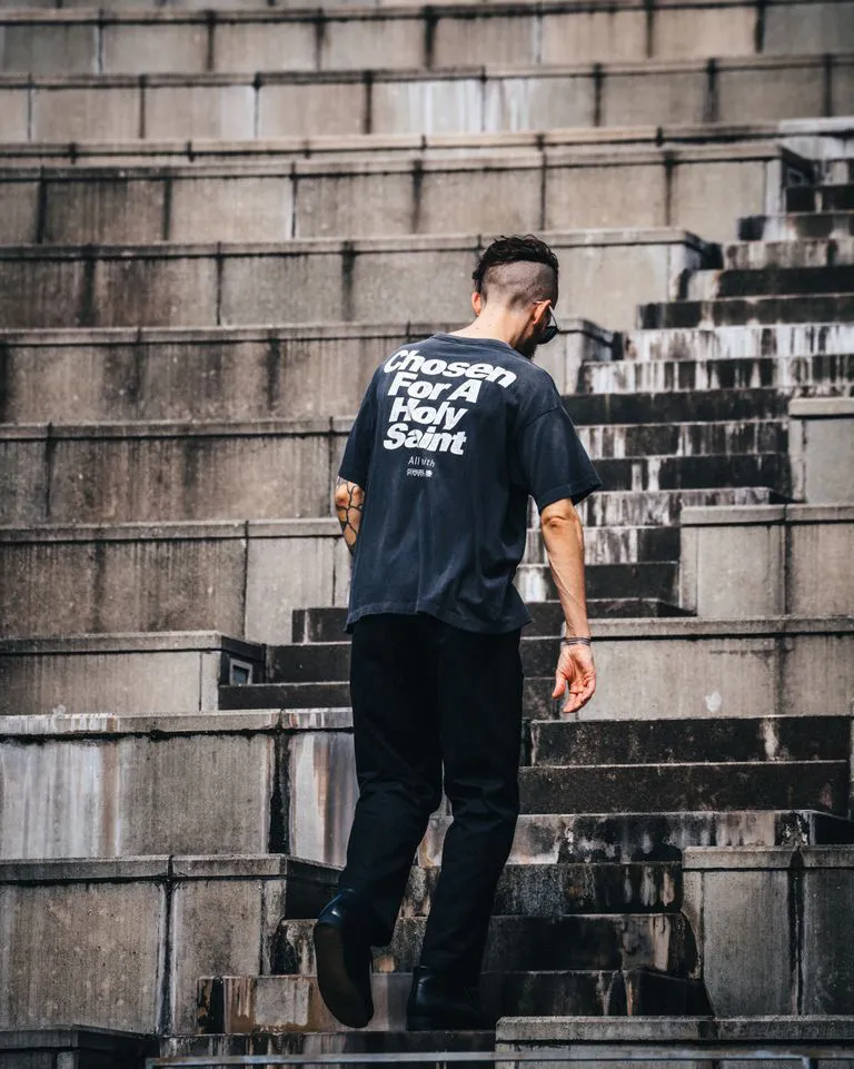 SAINT Mxxxxxx CHOSEN SS TEE/BLK Burst pattern/fingerprint print Chosen Tee Washed black S-XL Look for cylindrical fabrics without side seams. Don’t buy open-width fabrics anymore. It’s boring. Assute garment dyeing. Spray the whole piece with Ma Liu. Re-spray heavy fade. Collar and cuffs are frayed. Many places are broken. Authentic grade printing restored. Original consistent main mark/wash mark/with little angel anti-counterfeiting label.